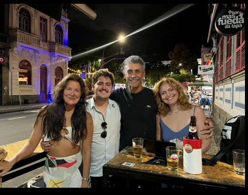 oprofessorp's tweet photo. Por fim, gostaria de agradecer a minha querida esposa C. Albuquerque pela companhia incessante e por me amar/suportar durante todo esse tempo.

A minha amiga Silvia Ramos por comer pouco e deixar mais comida pra gente.

E claro, não poderia esquecer os patrocinadores dos petiscos.

Obrigado @filipecapuano por dar mil reais pra encher meu bico e me fazer companhia com suas resenhas. Você é um verdadeiro contador de causos e deixa alegria por onde passa.

Obrigado @caiovictor39 pelo apoio incessante. Você é fera e sempre esteve comigo em todos os momentos.

Obrigado @welfare_flu pelo igualitário suporte financeiro. Você é maluco da cabeça mas eu adoro você. Você é o cara.

Obrigado aos meus queridos seguidores.