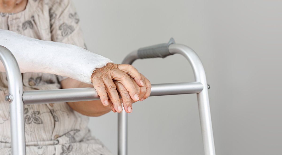 We need a national policy to reduce the burden from #falls in Australia, with collaboration across sectors to prevent falls in older adults, this paper suggests: doi.org/10.17061/phrp3… @Nathaliacosta1 @neuraustralia @CRE_PFI