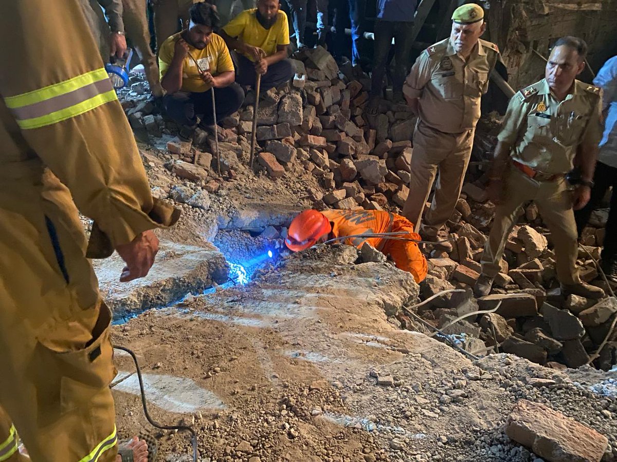 NDRFHQ's tweet image. #CSSR #Rescue_Ops

🔶Under construction 3 storey building collapsed in Jansath, Mujaffarnagar(UP)

🔶@8NdrfGhaziabad rescued 1 trapped victim from the debris, stabilises him and shift him to ALS ambulance

🔶Till now 19 victims extricated by various stakeholders