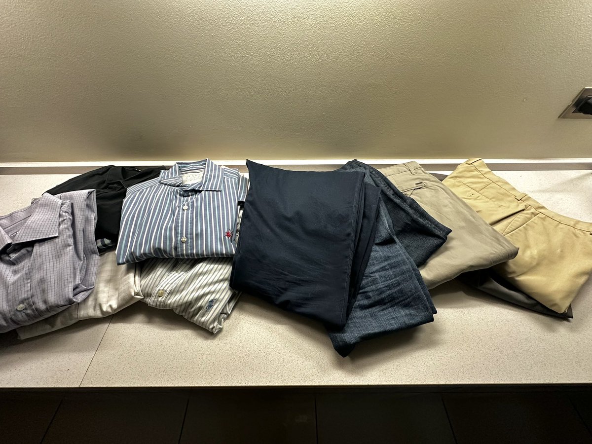 LatsVale's tweet photo. Regalo ropa de hombre por si alguien necesita. Pantalones talla 44 y camisas talla M. 
RT por favor para que llegue a alguien que lo necesite 🤍 https://t.co/bsdQS5vVU8