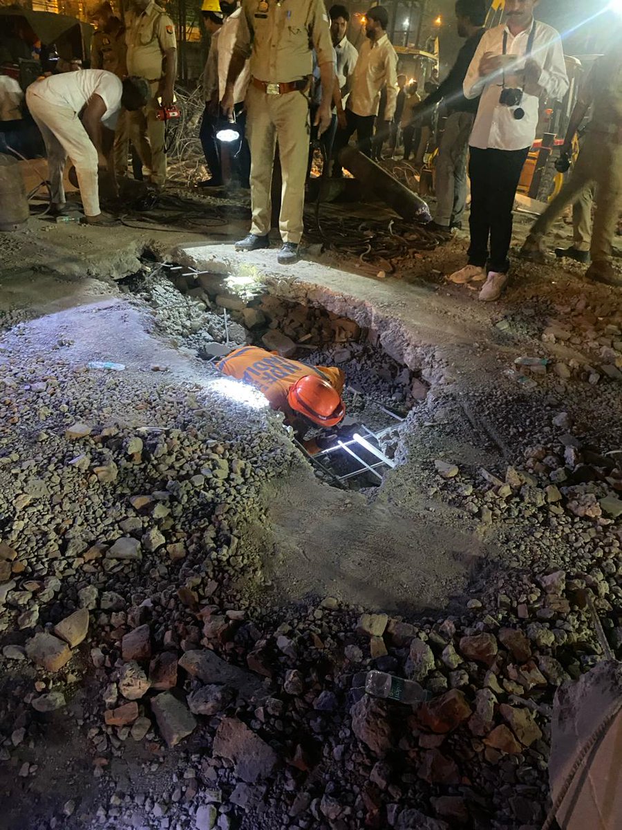 NDRFHQ's tweet image. #CSSR #Rescue_Ops

🔶Under construction 3 storey building collapsed in Jansath, Mujaffarnagar(UP)

🔶@8NdrfGhaziabad rescued 1 trapped victim from the debris, stabilises him and shift him to ALS ambulance

🔶Till now 19 victims extricated by various stakeholders
