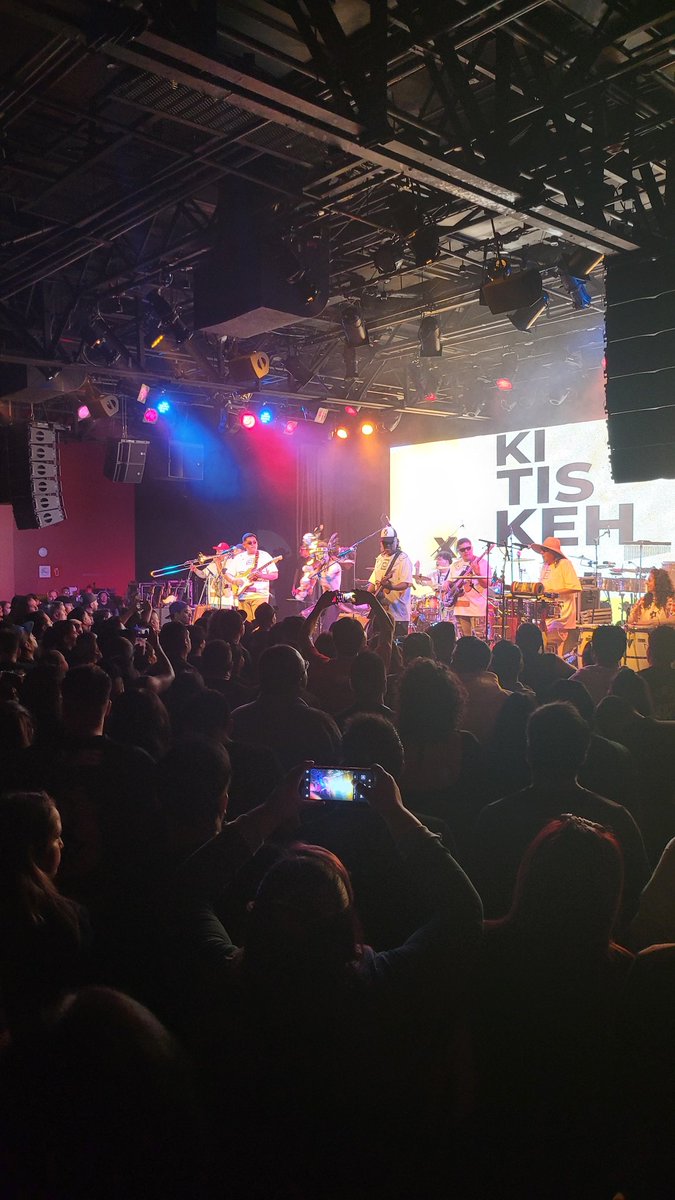 2TRoom's tweet photo. Ya todo listo en el aniversario de @royalclubska 30 años de ska al puro pinche mexska style.

El #CircoAborigen calentando motores. https://t.co/ou6kMYdD88