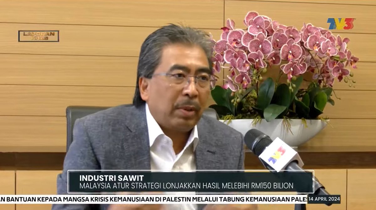 Industri sawit Malaysia disaran menumpukan usaha peningkatan hasil melalui pemerkasaan teknik penanaman dalam pekebun kecil serta pensijilan MSPO. youtube.com/watch?v=8eEmYz…