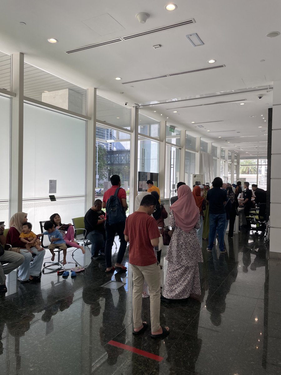 Ramai orang di Tabung Haji Putrajaya. Kemungkinan besar mengenai urusan rukun kelima tak lama lagi.