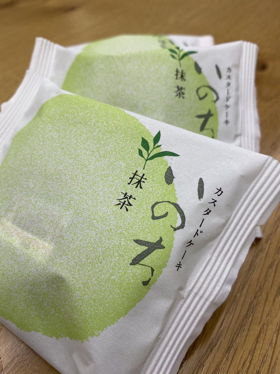 MOOCRES1's tweet photo. ムークリコワーキングスペースに来られた生徒さんが持ってきてくれました！青森銘菓✨抹茶のカスタードクリームがめっちゃ美味しい！！ https://t.co/RWm6hBl2Lf
