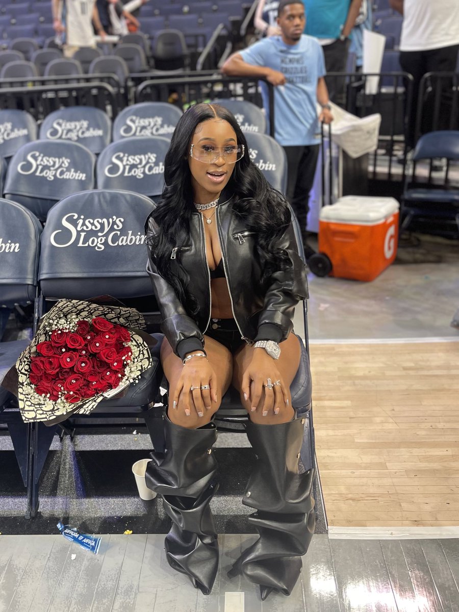 _Myaa_Renee's tweet photo. I’m too pretty to be sitting in the nose bleed Courtside white toes my ass eat up the whole seat 🫦🌚 https://t.co/YyfChbMn19