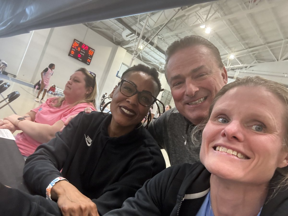 Brings back memories of the old Mid Atlantic AAU Wars Belles vs Fencor now moms of Rise and Comets parents ! Nailah Wallace Green and Jen Zenzer @Philly_Rise - @CometsBallers