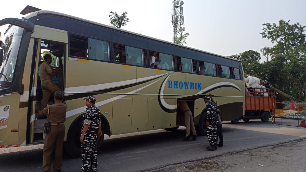 Glimpses of inter- state naka checking jointly conducted by @Dhubri_Police along with CRPF Personnel on the Assam- West Bengal border in Chagolia! @assampolice @DGPAssamPolice @gpsinghips @HardiSpeaks