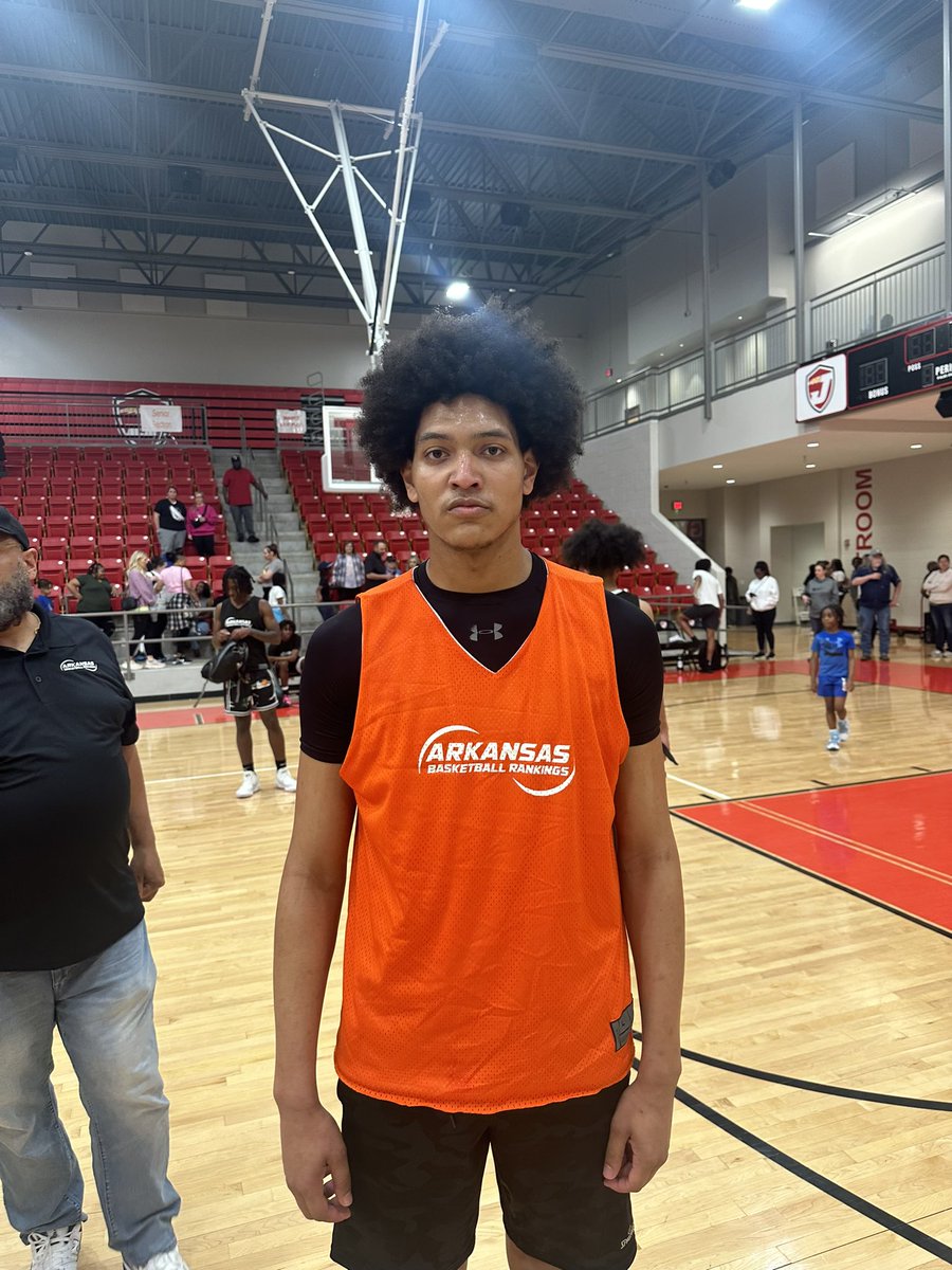 GrindandAdvance's tweet photo. 24’ @ARBballRankings Senior Showcase 📝: West Helena Central’s 6’5’’ F’ Devon Green played well out of pick&amp;pop actions. He also converted on throw-back looks out of fills into the slots. Devon did a fine job utilizing shot-fakes to attack close-outs for driving opps. as well. https://t.co/dv7w9NRMGT