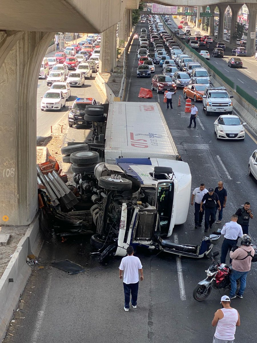 En Naucalpan sobre periférico hacia el sur a la altura de Echegaray trailer volcado, desafortunadamente tenemos una persona fallecida. Precaución