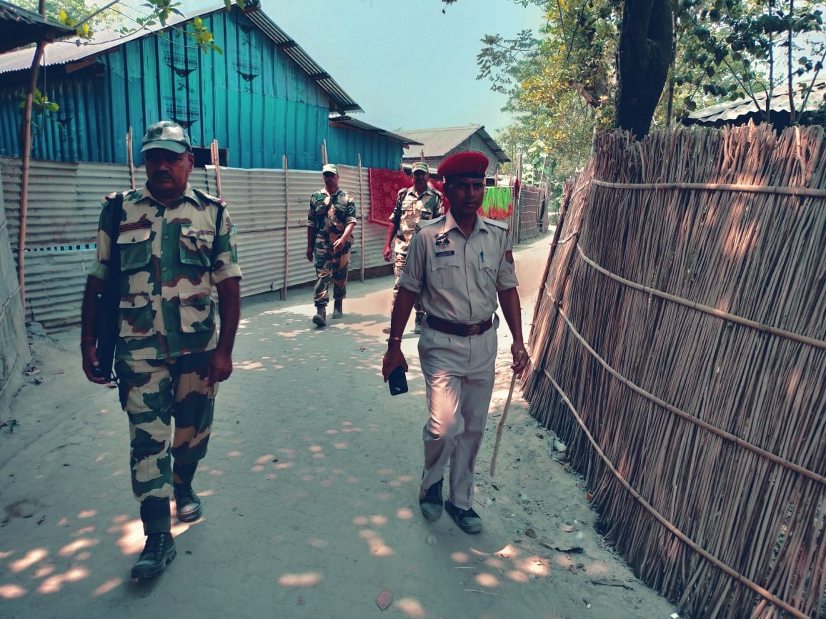 Joint area domination and naka checking conducted yesterday by @Dhubri_Police and BSF personnel in remote areas near the Indo- Bangladesh borders ! @assampolice @DGPAssamPolice @gpsinghips @HardiSpeaks