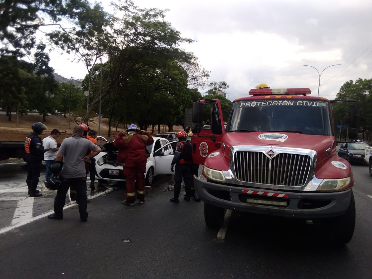 🔵🟠 ¡Continuamos actuando ante el peligro! El equipo de Protección Civil del Gobierno de Caracas y el voluntariado de GROEC atienden a un incendio de vehículo en Coche, Distrito Capital. #DaleConMaduro