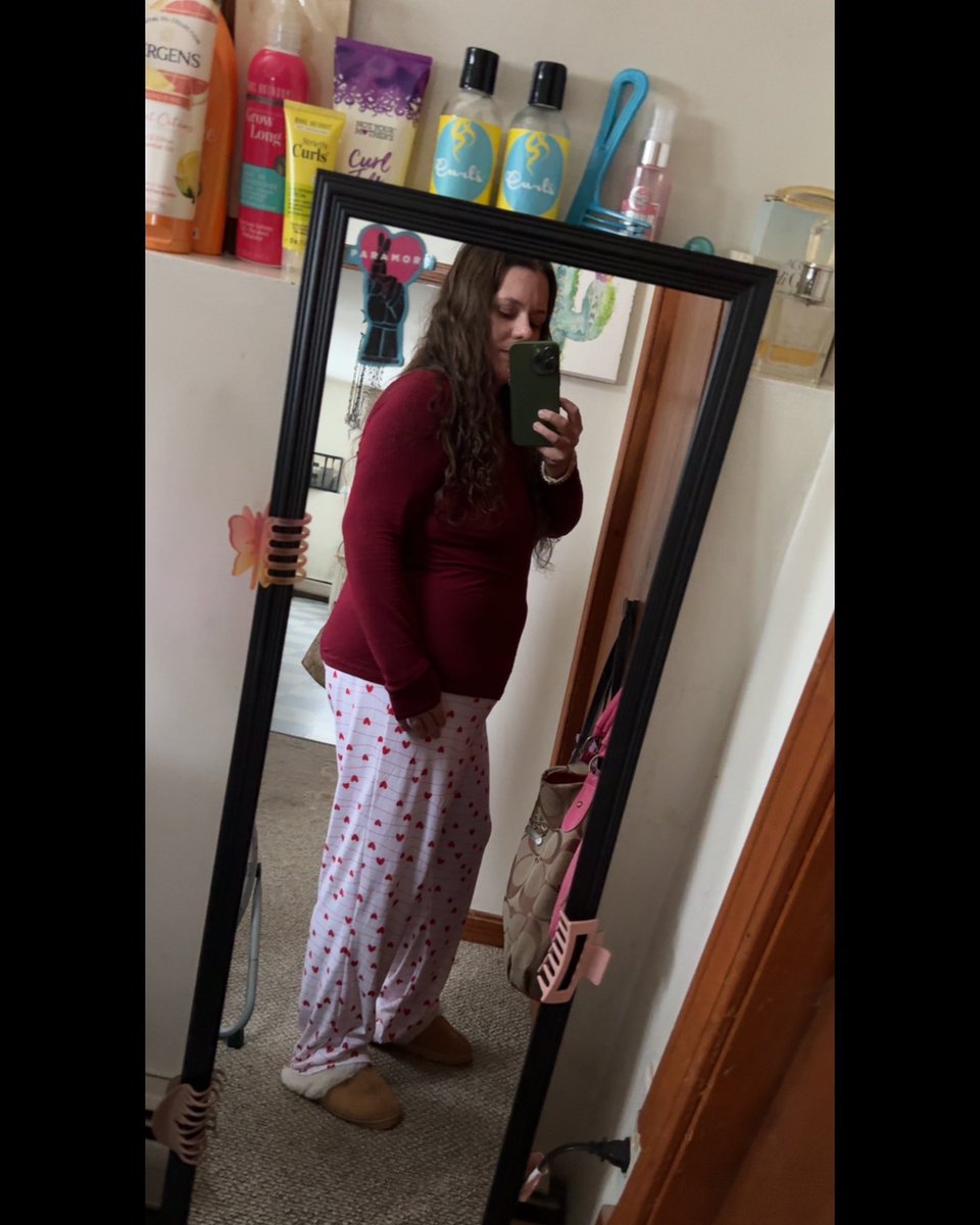 Samantha12Sue's tweet photo. #mirror #mirrors #selfie #body #happy #thick #curvy #ThickThighsSaveLives #heels #Dress #shirt #midsize #SmallFat #LongSleeve #smile #LongHair #CurlyHair https://t.co/tvVYiBBz8Q