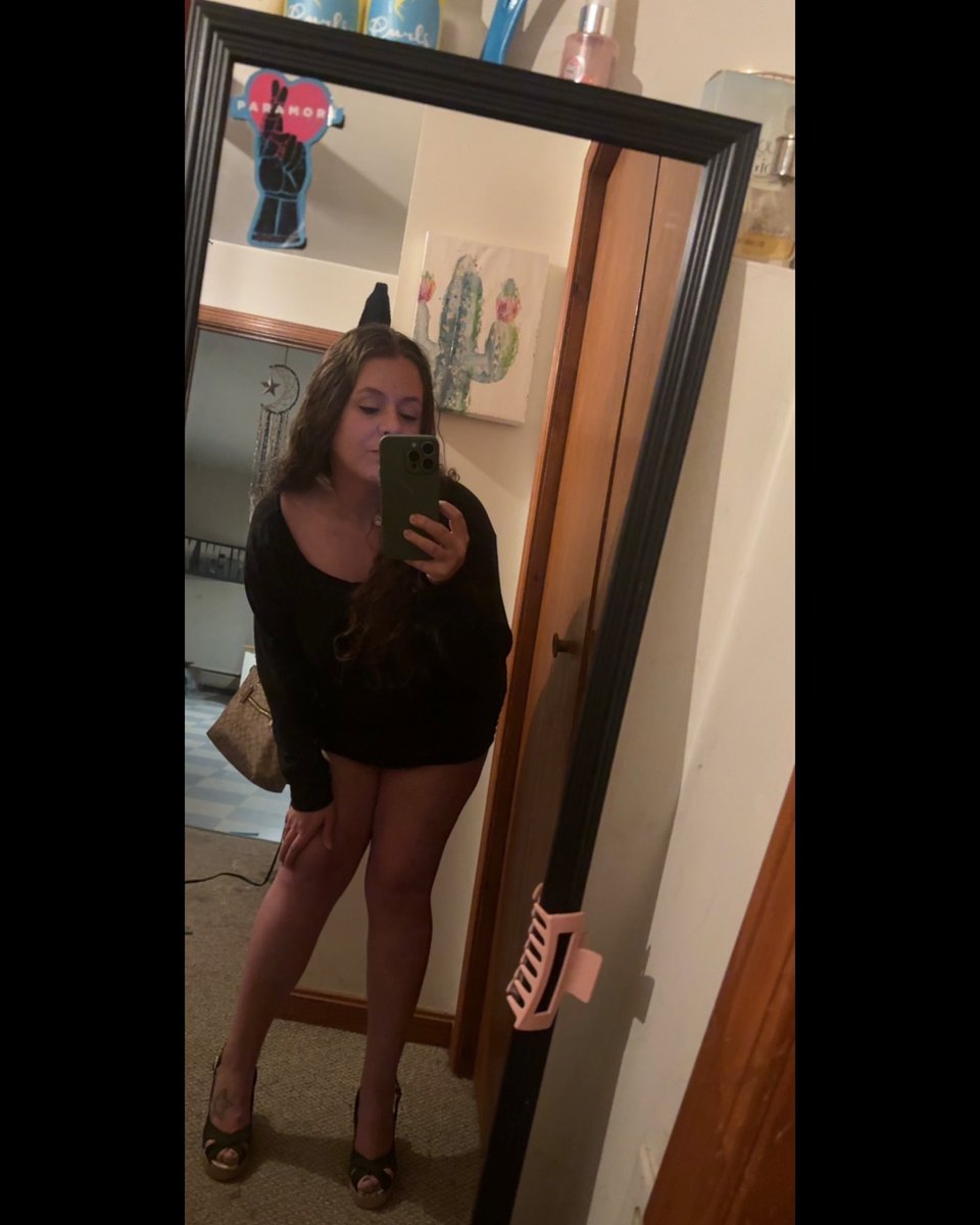 Samantha12Sue's tweet photo. #mirror #mirrors #selfie #body #happy #thick #curvy #ThickThighsSaveLives #heels #Dress #shirt #midsize #SmallFat #LongSleeve #smile #LongHair #CurlyHair https://t.co/tvVYiBBz8Q