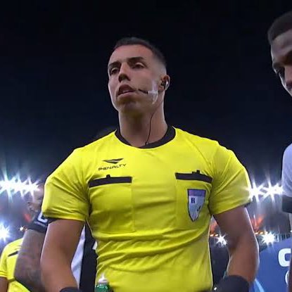 Yuri Elino Ferreira da Cruz é o nome da desgraça.... Já larga com vantagem para ser o pior árbitro do brasileirão....