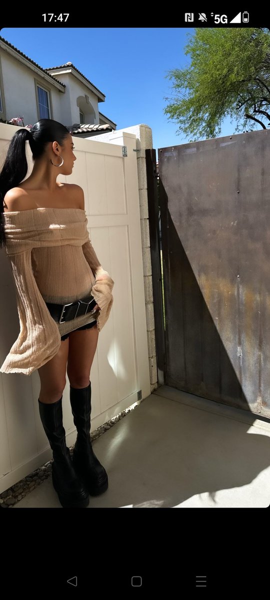 softiiecharlii's tweet photo. THIS OUTFIT OS EVERYTHING https://t.co/Lav1JNngMg