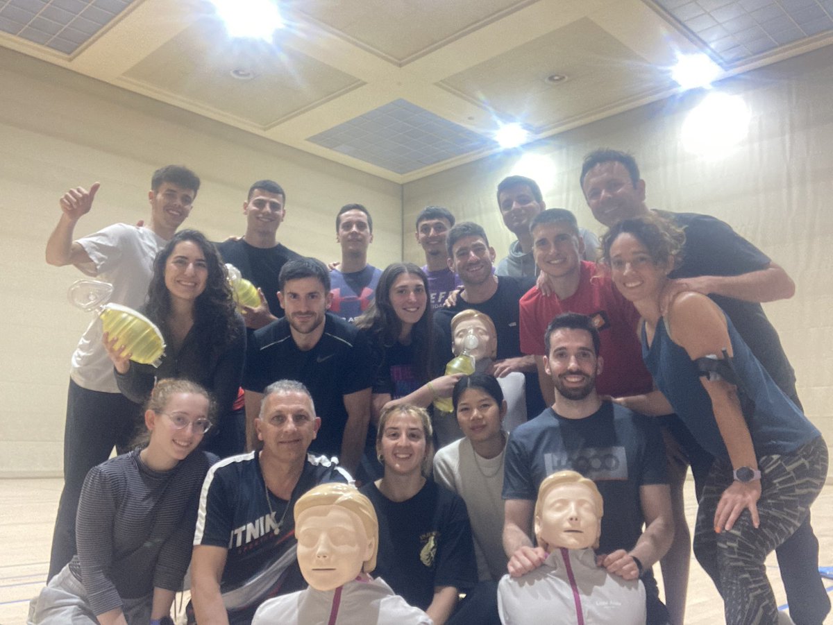 Roberto_lo's tweet photo. La formación en Primeros Auxilios debe ser parte de cualquier master que tenga que ver con la Salud. Este finde hemos podido compartir @silviaaranda46 y yo unas clases muy #tops con el alumnado del Master en Actividad Física y Salud #Mafis en el @inefcat https://t.co/OQbgnuGad6