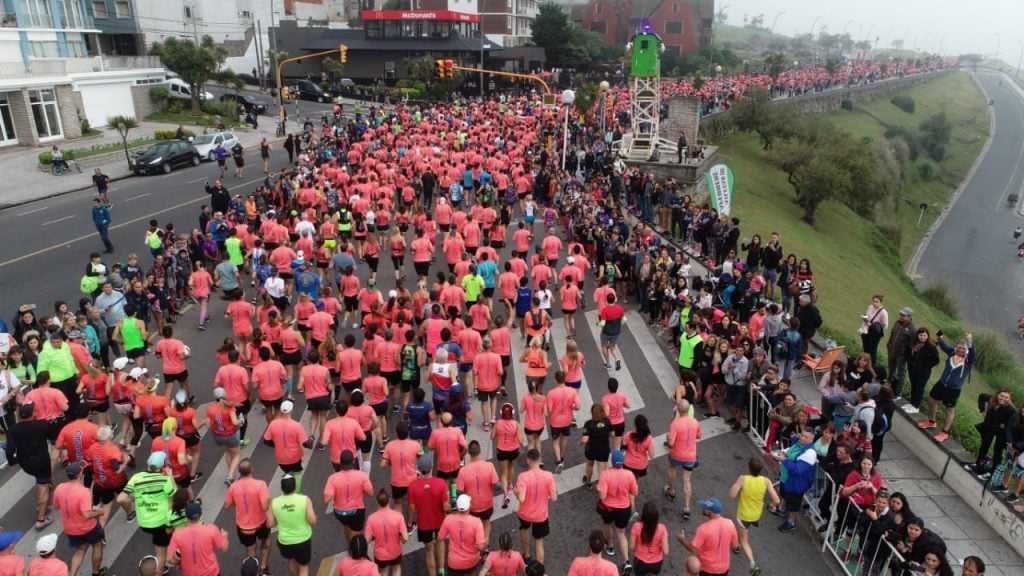 RED92cadadiamas's tweet photo. ⚫️🏁🏃‍♂️  #DeportesRED92 | #MaratónDeMarDelPlata | #Competidor | #48Años | #Fallecido 

Tragedia en el Maratón de Mar del Plata: competidor de 48 años fallece durante la competencia 

https://t.co/0oj2QPiZyw https://t.co/2PONzxfcHl
