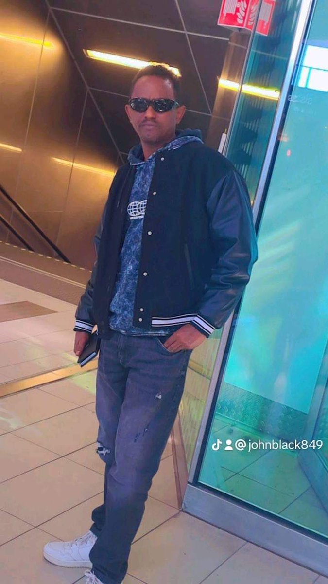 Eden67210688692's tweet photo. reeJohnBlack Hij is een vredelievend persoon die op zoek is naar gerechtigheid en democratie voor zijn #Eritrese volk. We eisen een eerlijk onderzoek naar het #Haagse incident en laten onze #EritreanJusticeSeekers❗️#Freethemall @CaptnEritrea @yosiefGH @GemeenteDenHaag @POL_ https://t.co/eQwLlZ4qMw