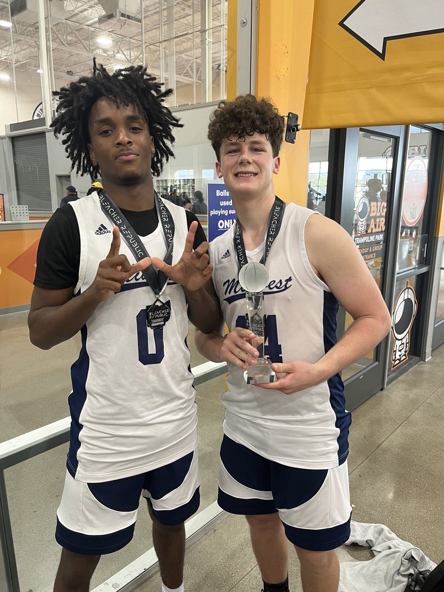 Evan and Mehki representing Fairmont well - winning championship game over Team Grizzle’s from Detroit 3SSB gold team @EvanGentile2025 with game high 28 points ! @FirebirdHoops @MiddieDK