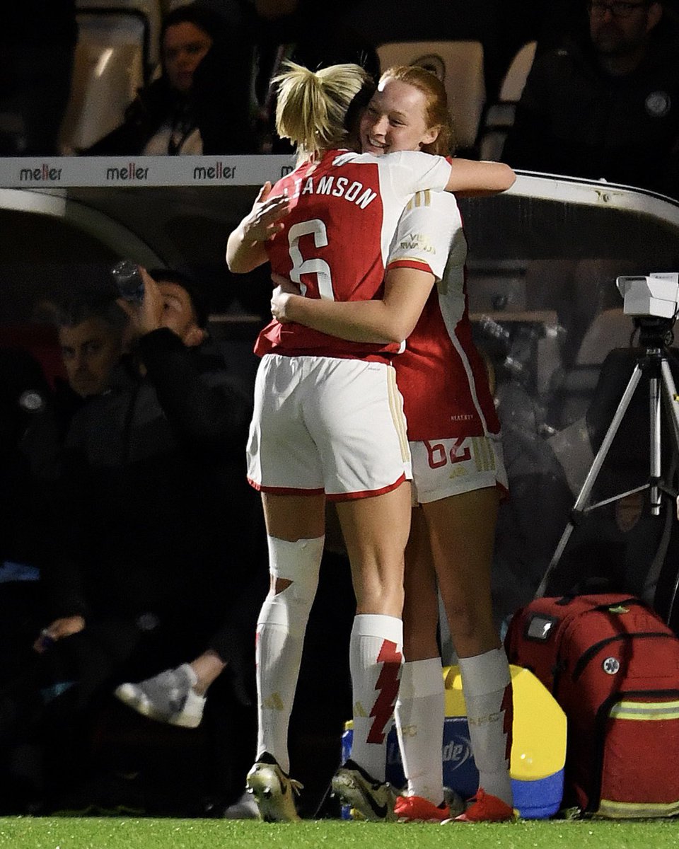 ArsenalWFC's tweet photo. From one Arsenal academy talent to another ❤️

Leah Williamson 🤝 Katie Reid https://t.co/hi1MafGefs