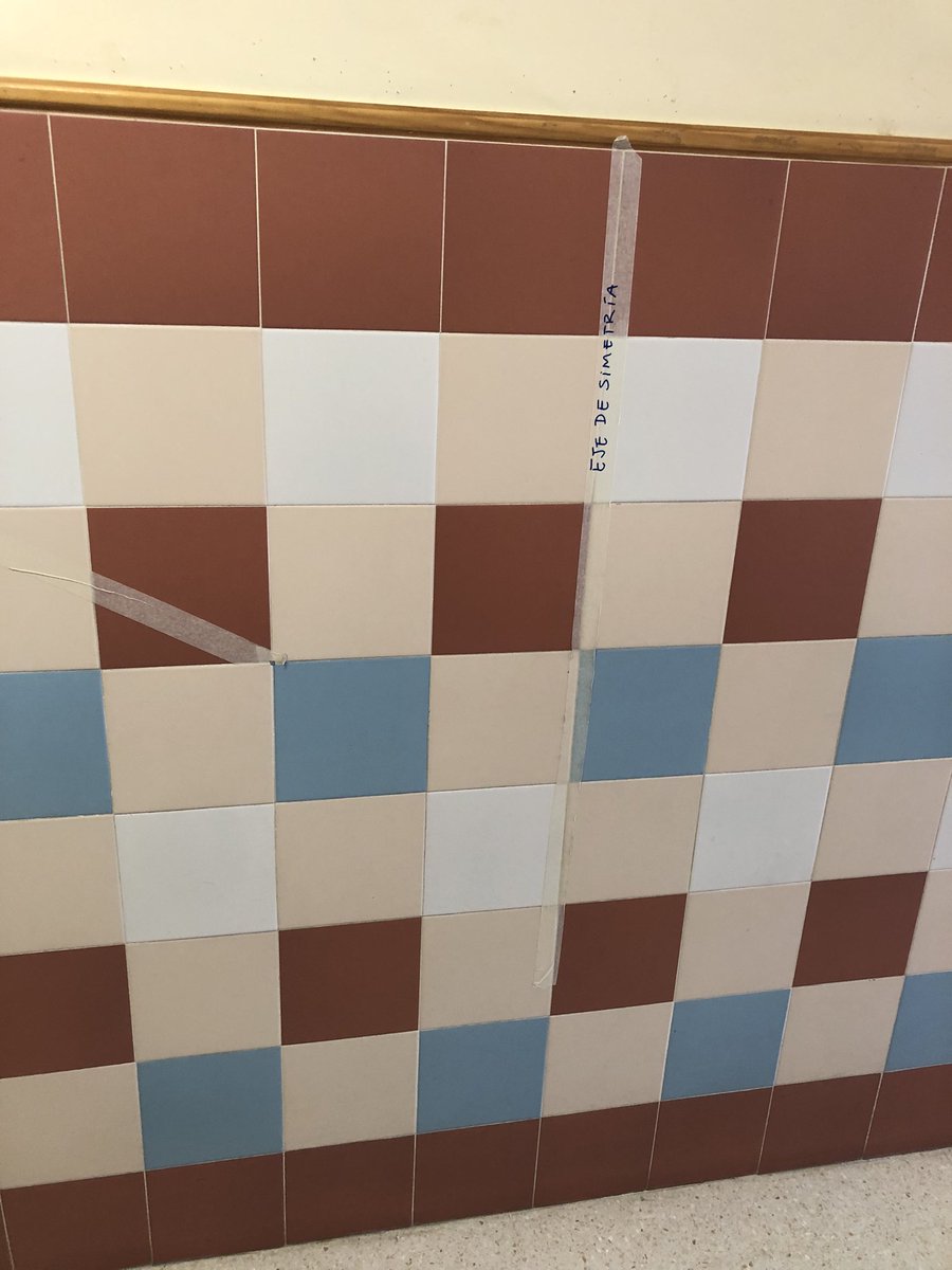 pedroaritmetica's tweet photo. Que curioso esta pared formada por cuadrados exactamente semejantes y congruentes entre ellos
#didgeometria3E 
#semejanzas3E https://t.co/PIN1TWtqyP