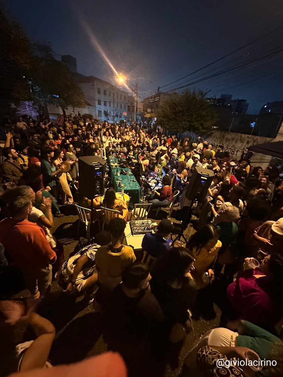 sou feliz demais em participar desse movimento tão bonito de mulheres sambistas 🥺 tá doido, olha quanta gente nessa roda!!!!