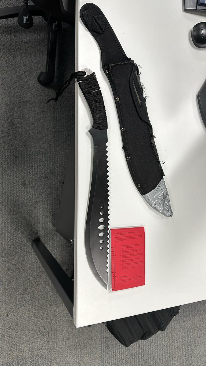 Yesterday officers from the Charlton Vehicle Enforcement Team, @MPSRTPC, @MPSBexley & @MPSLewisham were patrolling in Greenwich Town Centre in response to heightened robberies in the area. The operation resulted in 4 arrests, 10 vehicles seized and this knife being recovered