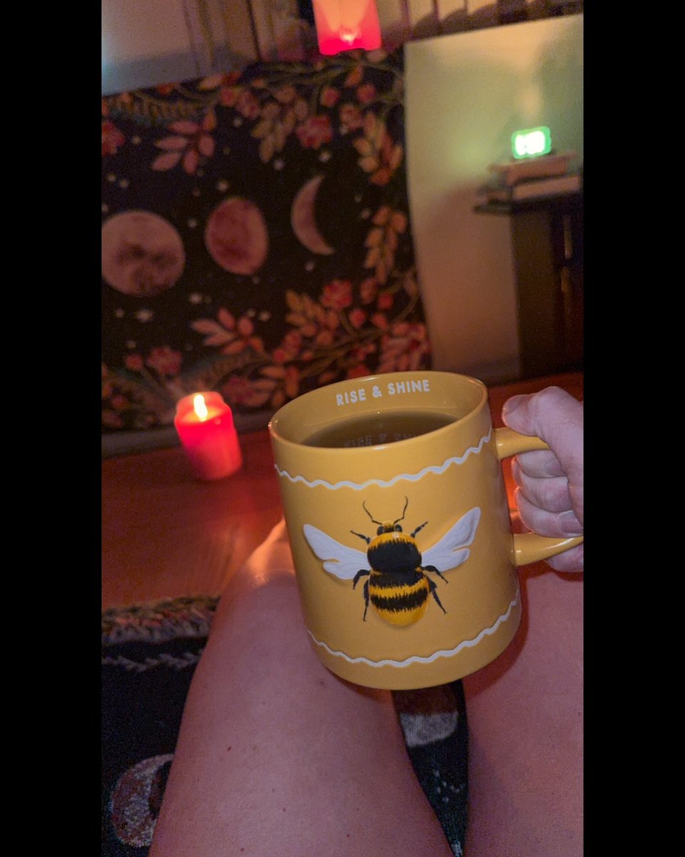 Samantha12Sue's tweet photo. #1993 #NineteenNinetyThree #book #relaxing #legs #smooth #Starbys #Starbucks #AcaiLemonadeRefresher #mug #RiseAndShine #reading #candles #Ford #FordFocus #feet #BeeMug #tea #TeaTime #TeaForTwo https://t.co/pqxF2VrF4c