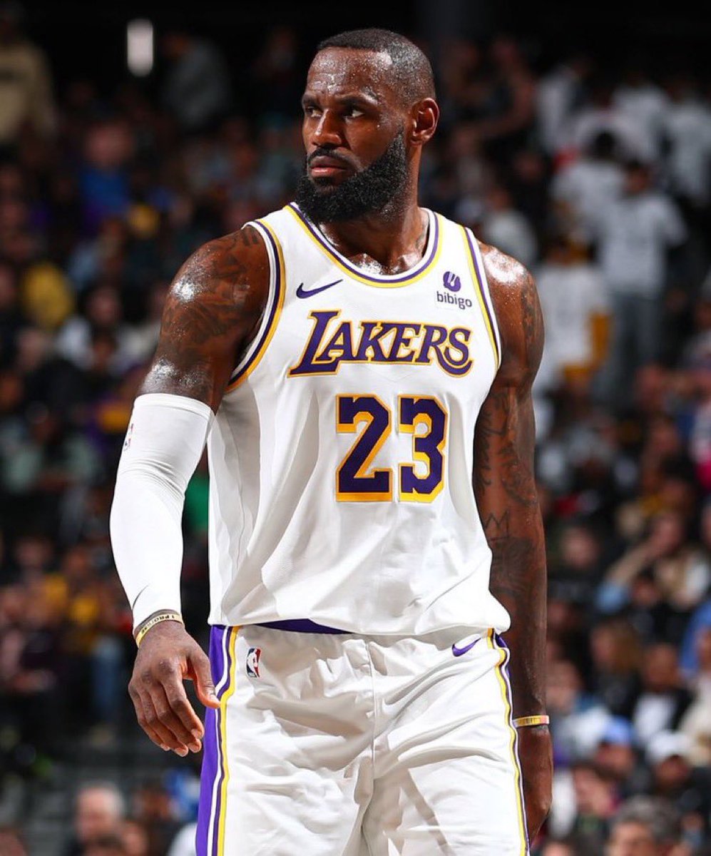 TheHoopCentral's tweet photo. LeBron James today:

28 Points
17 Assists
11 Rebounds
5 Steals
55% FG https://t.co/BuviP3AW81