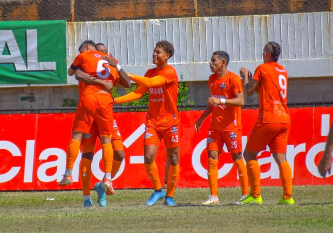 #Deportes Valiosa victoria ⚽️😯💥 Con anotaciones de Camilo Mancilla y Yunior Pérez, el Deportivo Achuapa ganó por 2-0 a Malacateco en la fecha 15. 👉🏻 Los cebolleros suman 19 puntos en el sexto lugar del Clausura 2024. 📰Entérate en #NuestroDiario 📸Achuapa