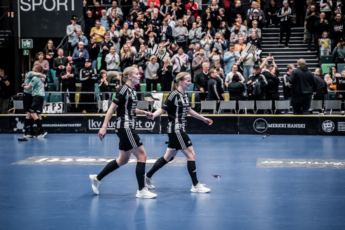 Terkut kuvalabralta! Jatketaan joskus maanantain illassa, onhan täällä nyt tätä mestaruusmatskua. <a href="/tpssalibandy/">TPS Salibandy</a> <a href="/f_liiga/">F-liiga</a> salibandyliitto.kuvat.fi/kuvat/F-liiga,… #salibandy