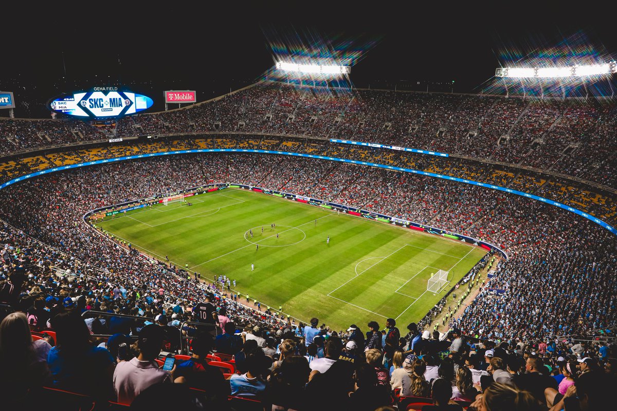 Sportimize's tweet photo. 🌋 Pour la venue de Lionel Messi et de l'Inter Miami, le Sporting Kansas s'est délocalisé à l'Arrowhead Stadium des Chiefs.
🙌 𝟕𝟐.𝟔𝟏𝟎 personnes assistaient à ce match, la troisième plus grosse affluence en MLS !
📸 #SportingKansas | #FanManagement https://t.co/p0QwIlqncO