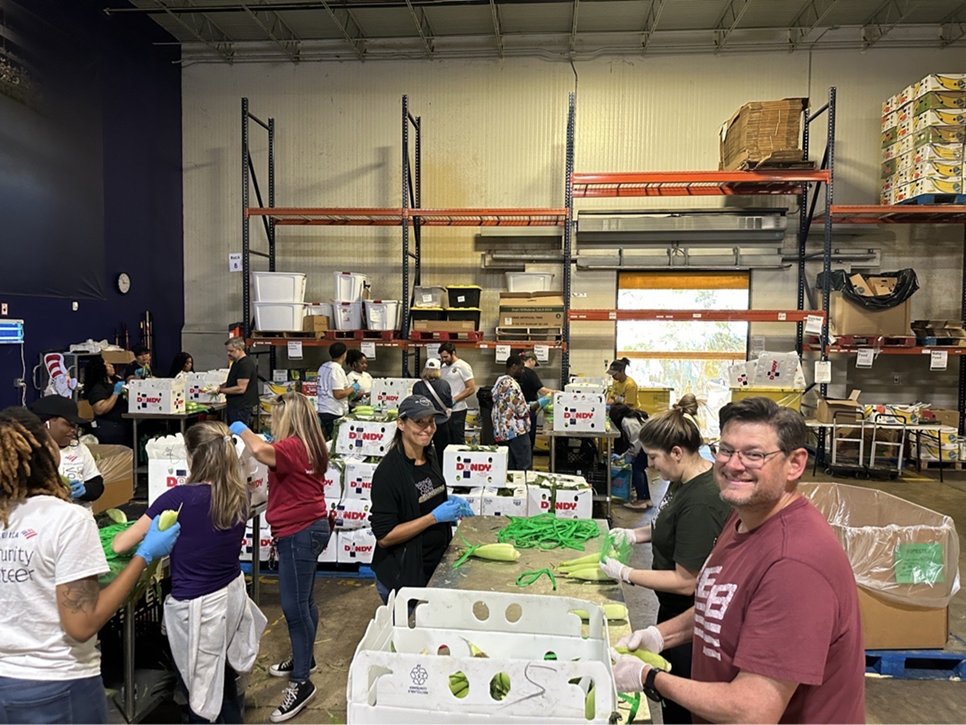 Great turnout for our Jax @SalesforceAdmns #TrailblazerCommunity volunteer event at @FeedingNEFL!! And for an even better cause! 🤗💙 The sign I am holding, shows we shucked 2,562 lbs of corn that will help feed 2,135 families! #GivingBack @PledgeOne