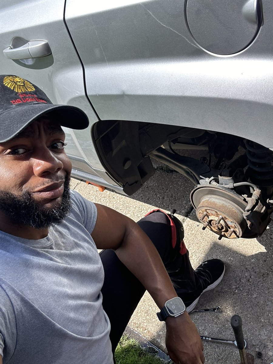MiCoSlJr's tweet photo. From camping(cabining) to mechanic in a matter of hours. Wait, wait, wait… I’m a gymer, runner and traveler. What I do for the family 🤪😍🤪😍🤪 #JackofManyTrades #MasterOfAFew #WeekendLife #TheJourney #MyJourney https://t.co/6bjDdALtGk