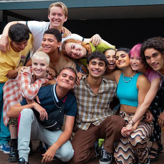 be_besth's tweet photo. gente assistam 'Heartbreak High', é uma série que foge dessa bolha de Hollywood, os temas abordados, as atuações, os personagens, a trilha sonora, o roteiro, tudo nela é tão perfeito e real!!! 
É SÉRIO VÃO ASSISTIR PORQUE EU PRECISO DE UMA TERCEIRA TEMPORADA!!!!!
#HeartbreakHigh https://t.co/rKfRQiJrDi