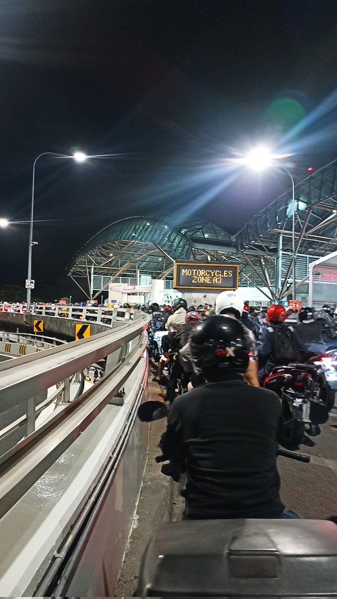 kapal_api46's tweet photo. @brgsjks Termenung sambil tolak motor misalnya https://t.co/i3sJU9BII0