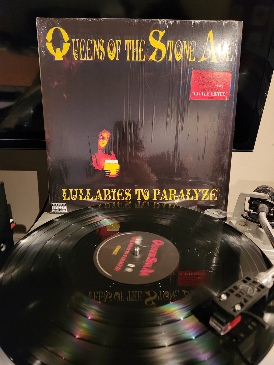 I'm so bummed that I missed the Queens Of The Stone Age show here in Ottawa this past Friday so I'm playing some Queens and sulking while also shaking my ass. One of the best bands of the past 25 years!
#QueensOfTheStoneAge #LullabiesToParalyze #LittleSister #vinylrecords