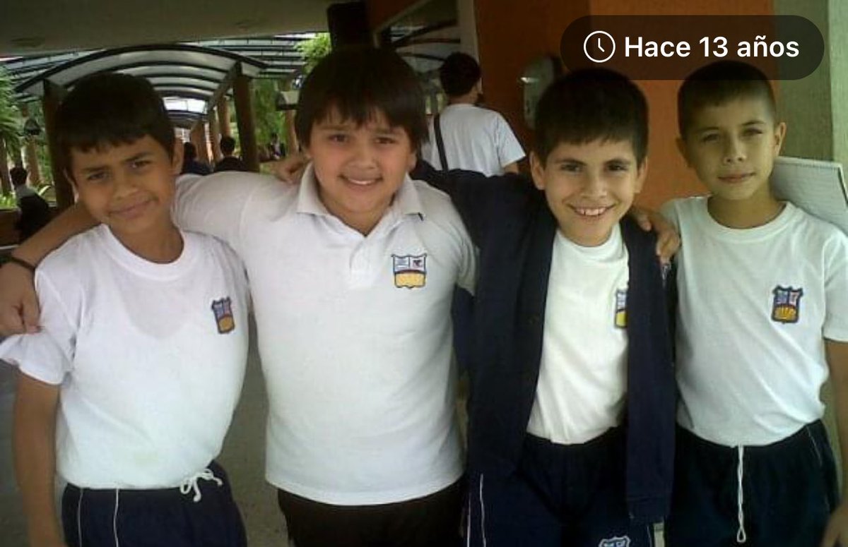 nomeleasxfa's tweet photo. Hoy a menos de 8 meses de terminar académicamente medicina, veo esta foto de cuando terminaba mi 6to grado y sentía que mi mundo cambiaba, a todos les digo que disfruten el tiempo y abracen a sus compañeros de camino en todas las etapas, los recuerdos nunca se van, disfruten. https://t.co/9712WYAz92