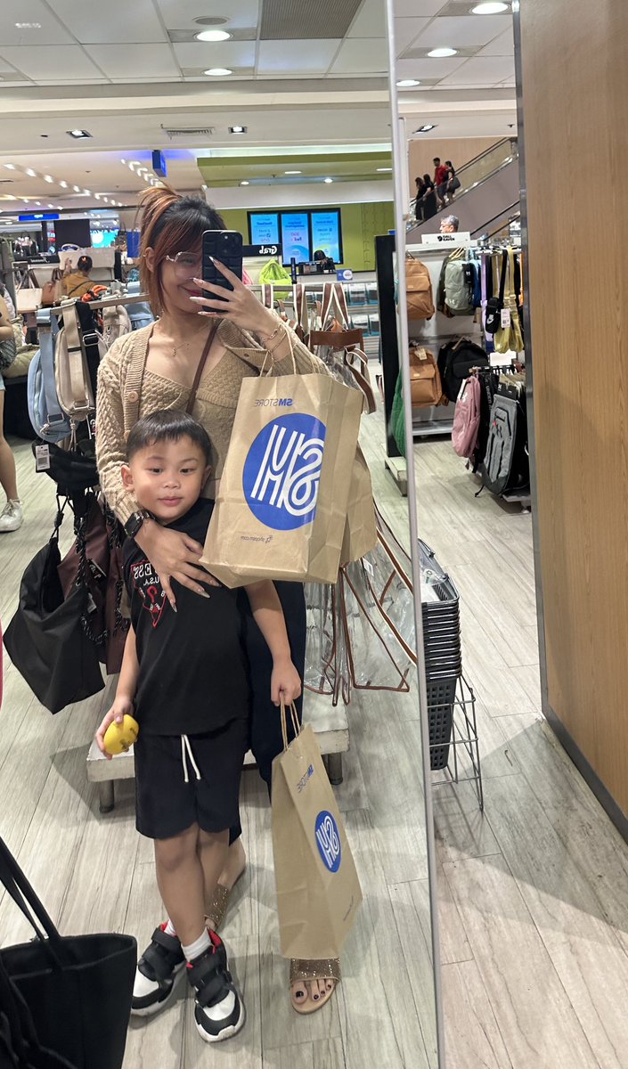 prettycatmori_'s tweet image. Me &amp;amp; my son 🛍️ #lateups