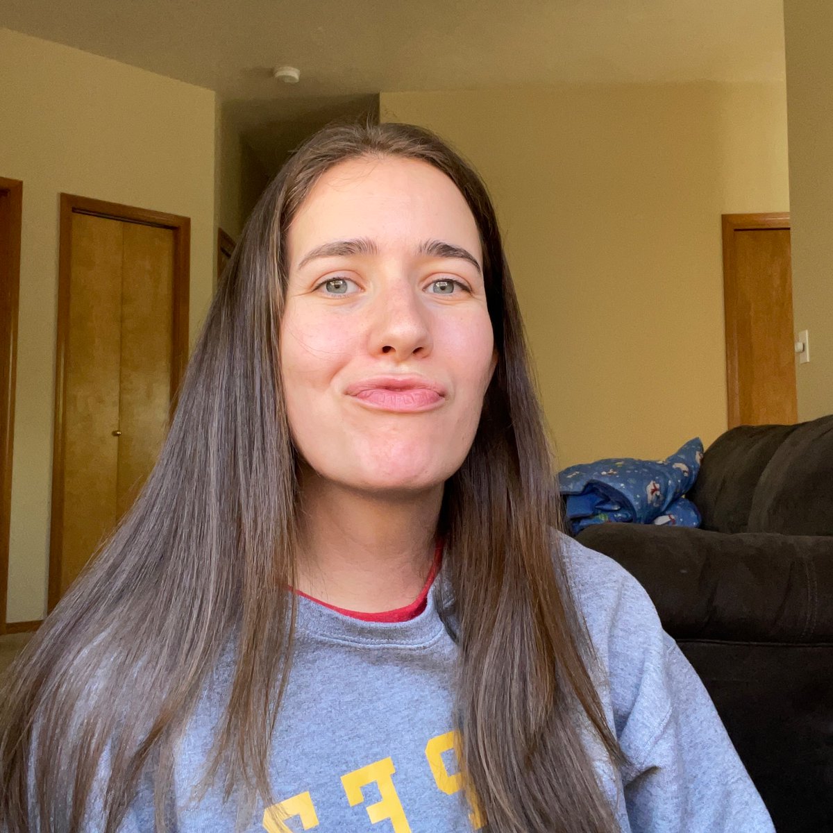 eyes: green
skin: glowing
hair: greasy