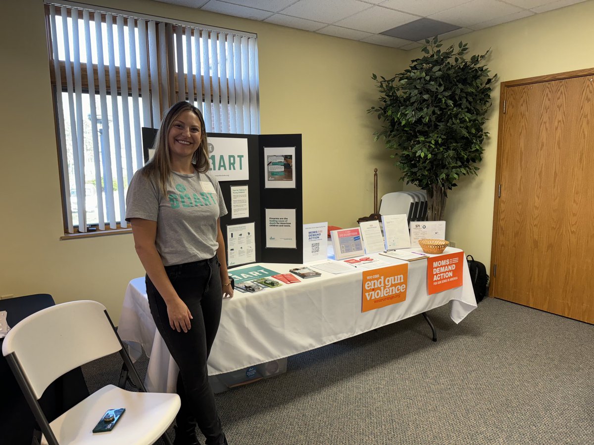 ⁦@MomsDemand⁩ was invited to table @ a church in Bloomington this morning. Had some nice convos re gun violence prevention!