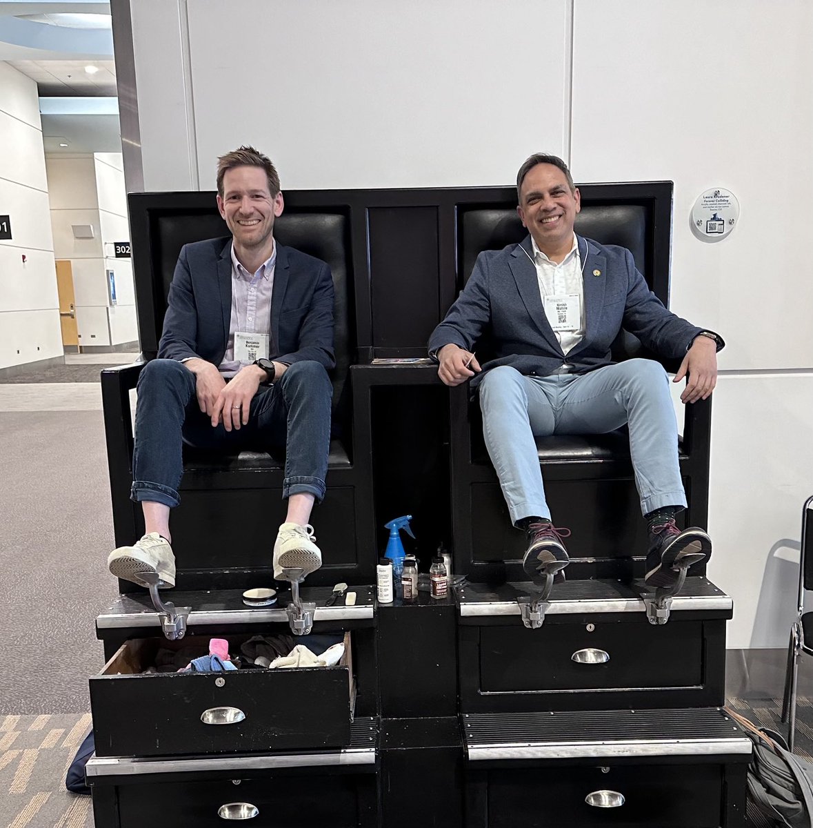 Getting my first shoeshine at #AANAM with ⁦<a href="/BenKummerMD/">Benjamin Kummer, MD</a>⁩