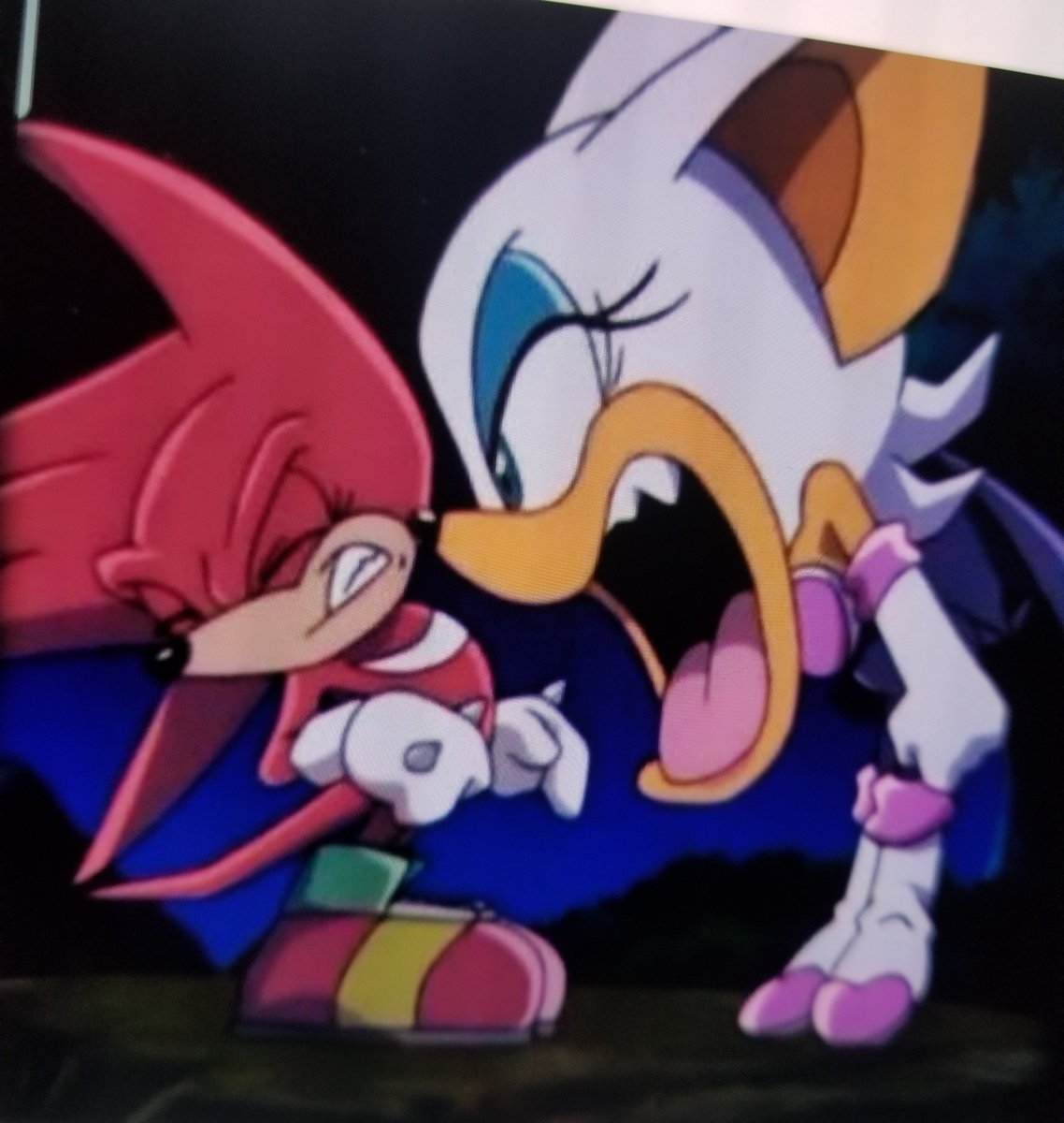 Tranz_duck's tweet photo. HELPPPPPPPP #SonicTheHedgehog #RougeTheBat #kuckles https://t.co/5tG5J9CYCk