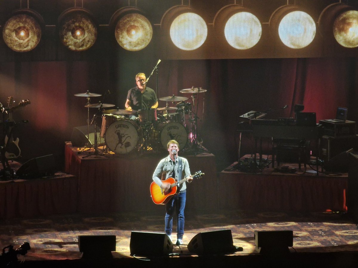 JordanCKing's tweet photo. What an incredible evening watching @JamesBlunt in Bournemouth. I knew there was going to be a couple of sad songs, but I was caught off guard by the atmosphere of live music and hearing Goodbye My Lover. Tears, laughs, Mexican waves, and hugs, spectacular evening! https://t.co/MxetHDT7t4
