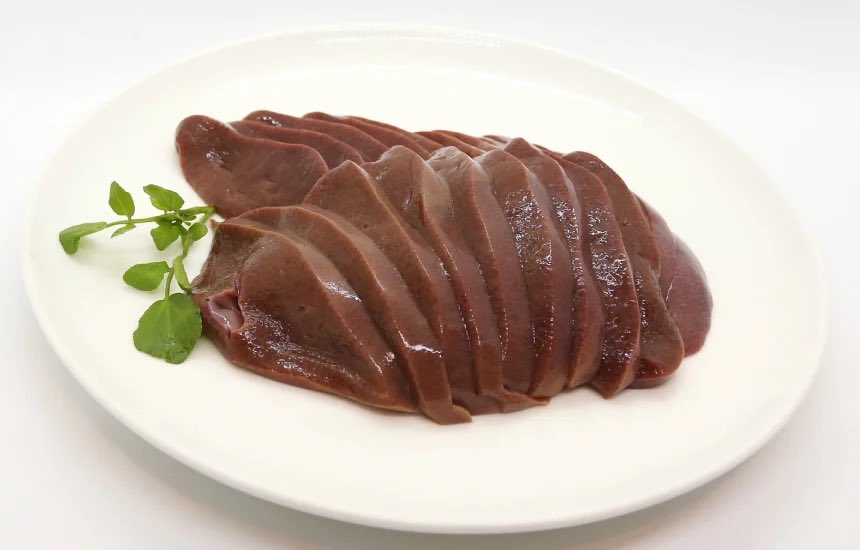 taku_gdbody's tweet photo. まずは栄養補給！疲れてる時カフェインに頼っていませんか？体が疲れてる時はカフェインではなく、「ビタミンB群」「鉄」「マグネシウム」「ビタミンC」を摂ってください。疲れてるのは栄養が不足している証拠。カフェインに頼ってしまうのは元気の前借り。元気になる時は栄養を満たして体の中から元気になることが重要です。カフェインに頼る前にまずは栄養を補うようにしてね。オススメ食材をまとめてみたので参考にしてみてね。