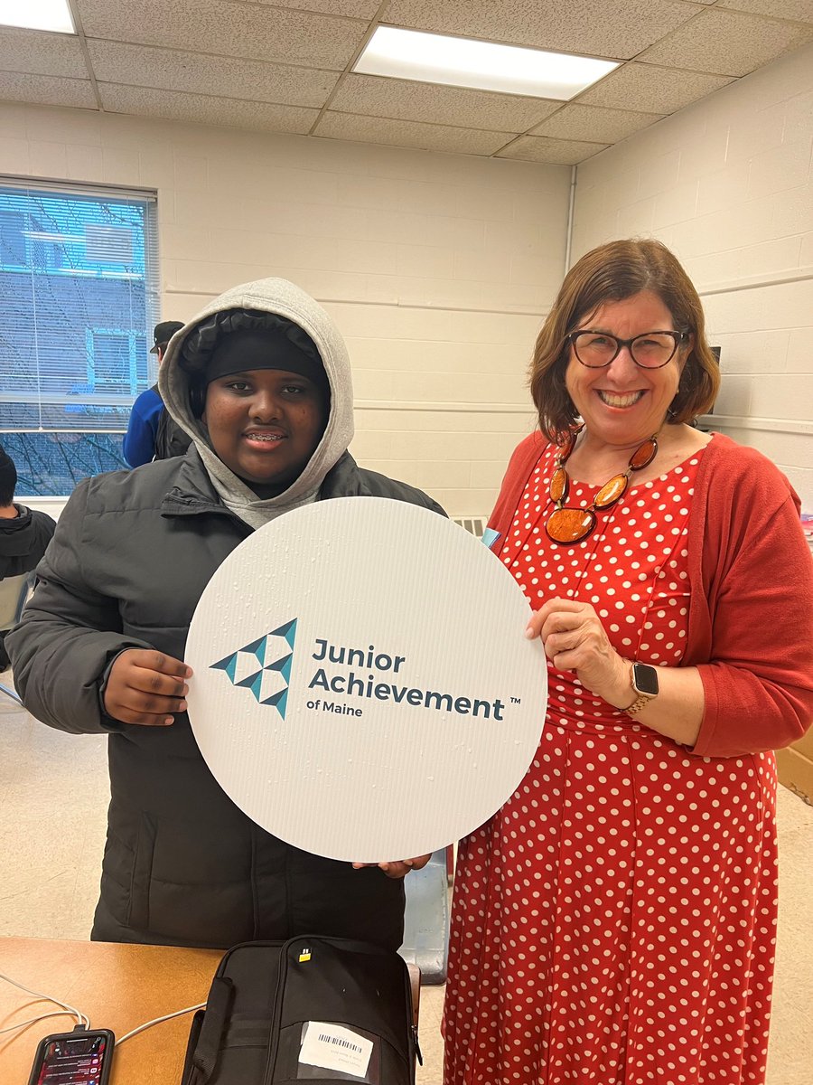 maineprmaven's tweet photo. On Friday, I spent the entire school day at Lewiston HS for #JuniorAchievementofMaine speaking about public relations, personal branding and marketing to four 9th grade classes. They asked me why I smile so much and I told them it’s because I love what I do! #PR #PRMaven https://t.co/deuovlGswC