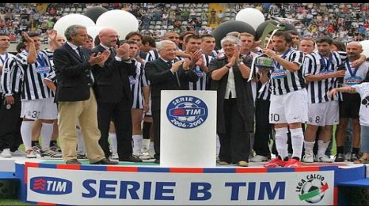 La juventus che alza la coppa dei 102 salvi