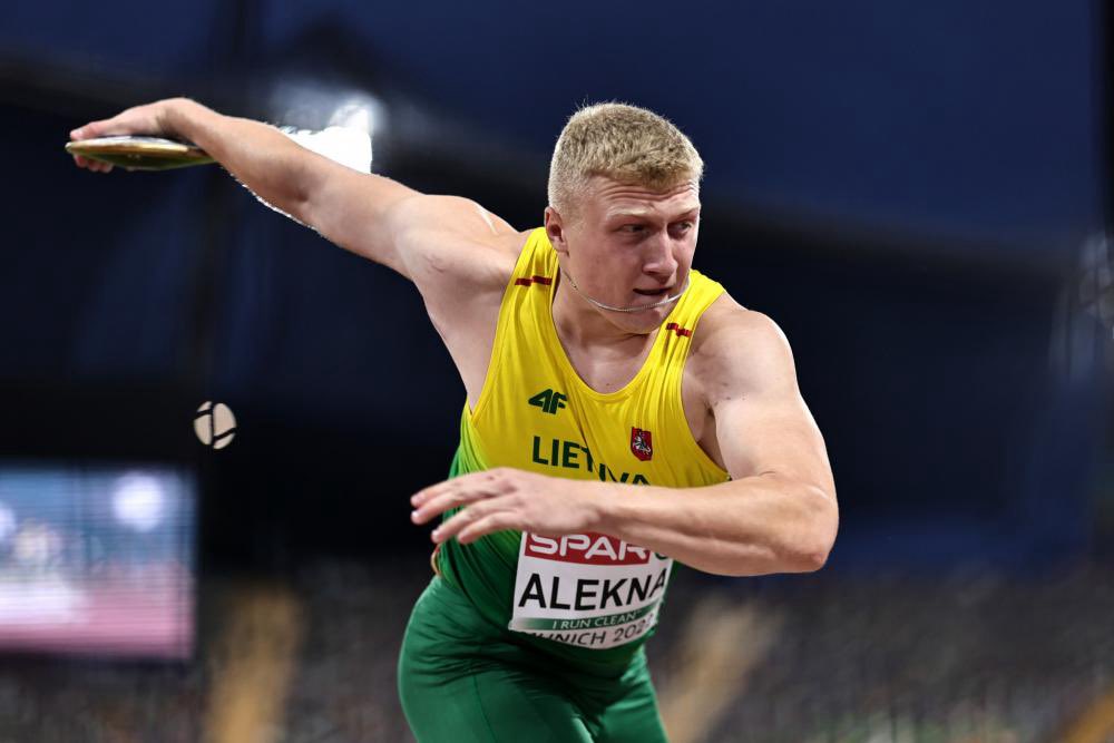 🚨🚨🚨🚨 ALERTA DE RECORDE MUNDIAL 🚨🚨🚨 O lituano Mykolas Alekna alcança 74.41m no arremesso de disco em uma competição em Oklahoma 🇺🇸 e quebra o recorde mundial de 38 anos!!! A marca anterior pertencia a Jürgen Schult, da então Alemanha Oriental, com 74.08m obtida em 1986!!