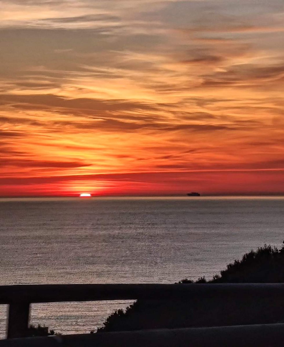 L'intuizione di un istante
talvolta
vale una vita di esperienza.

(O. W. Holmes)
(scatto Aprile 2024)
#romito #livorno #Tuscany #italy #sunset #sea